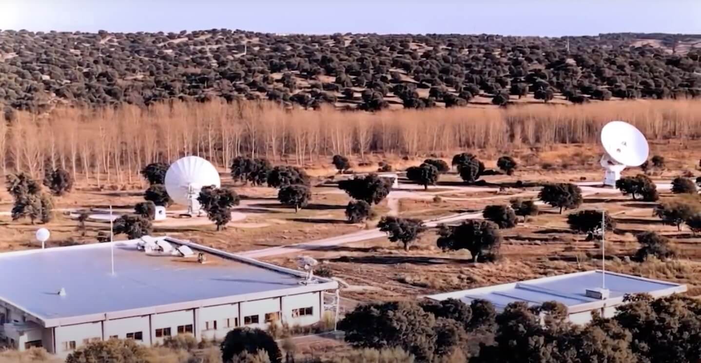 Taglio del nastro per la nuova antenna europea per lo Spazio profondo