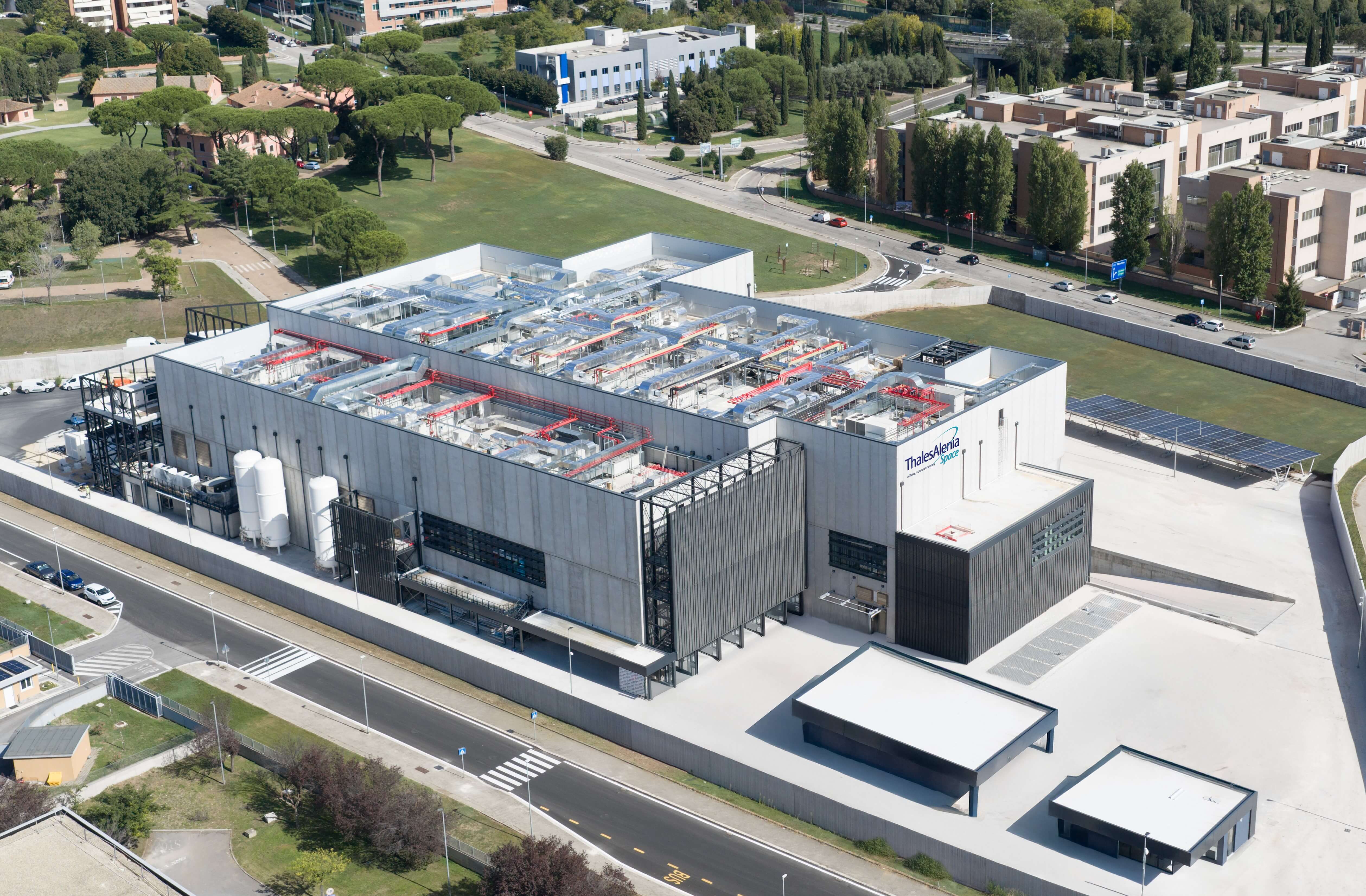 Mattarella inaugura la Space Smart Factory. Urso: “Passo strategico per l’Italia”